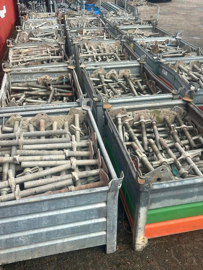 Nette gebruikte voetspindels tbv metselsteiger gevelsteiger, Doe-het-zelf en Verbouw, Ophalen, Zo goed als nieuw, Overige typen