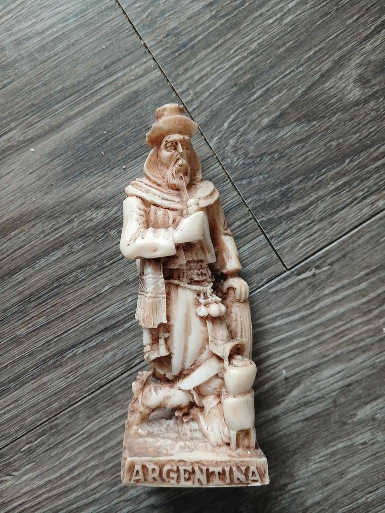 Gaucho Argentinië ivoorkleurige albast of hars 14cm, Ophalen, Dier