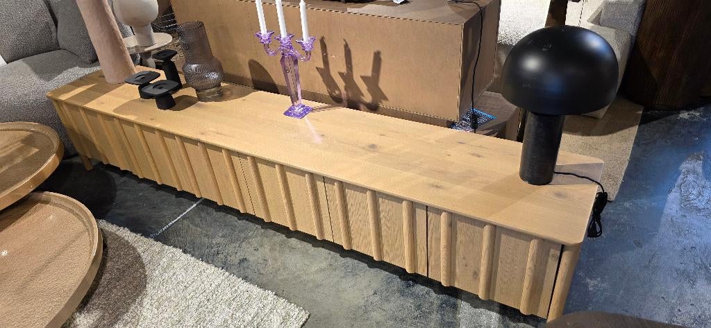 TV meubel Eikenhout 264 cm Breed – Naturel Showroomkorting, Bornsestraat, Overige materialen, Ophalen of Verzenden, Zo goed als nieuw