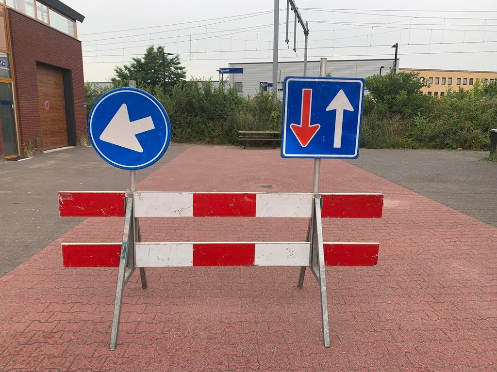 Om en om regeling verkeersborden en afzetting verhuur., Ophalen of Verzenden, Zo goed als nieuw