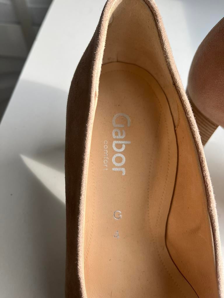 Suede pups.merk gabor., Pumps, Beige, Nieuw, Ophalen of Verzenden