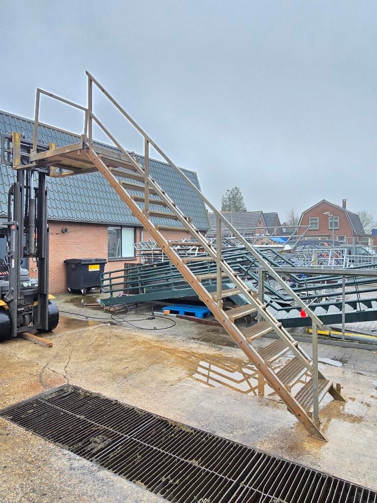 Stalen trap met bordes  gegalv hoog 3.2mtr nor014