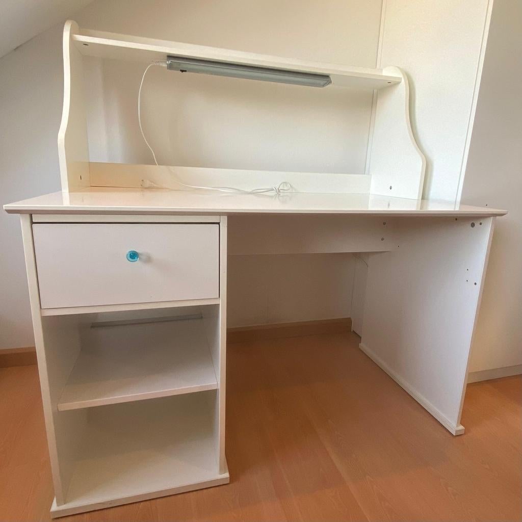 Ikea Hemnes bureau wit met opzetstuk en bureaulamp, Ophalen of Verzenden, Zo goed als nieuw