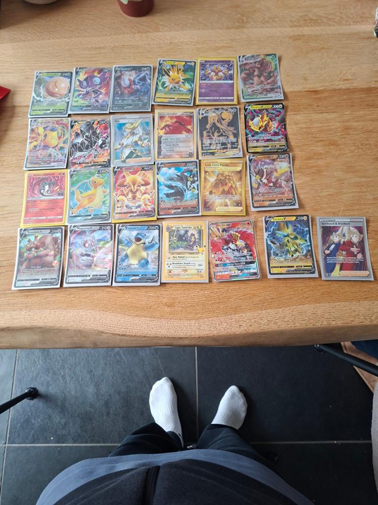 Pokémon kaarten + bewaardoos - Goede staat, Hobby en Vrije tijd, Verzamelkaartspellen | Pokémon, Ophalen of Verzenden, Zo goed als nieuw
