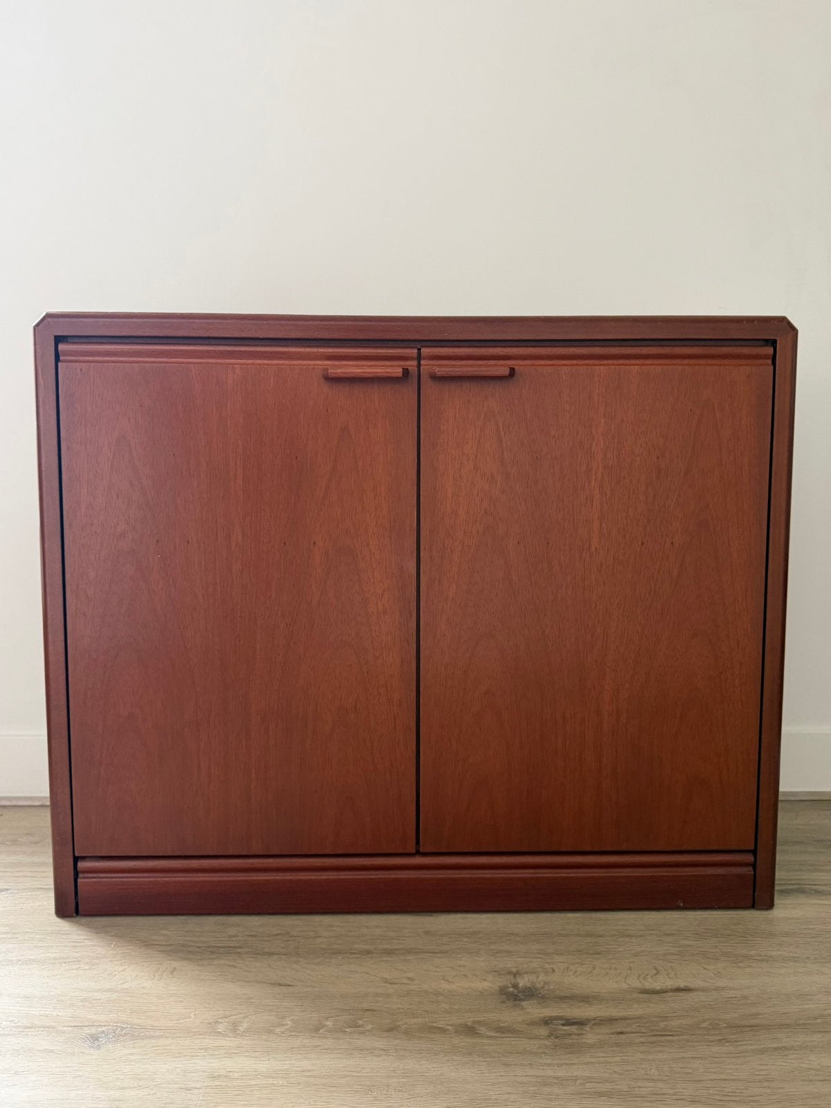 Vintage Hülsta kast met deurtjes mahonie/teak, jaren ’70/’80, Huis en Inrichting, Kasten | Dressoirs, Ophalen, Zo goed als nieuw