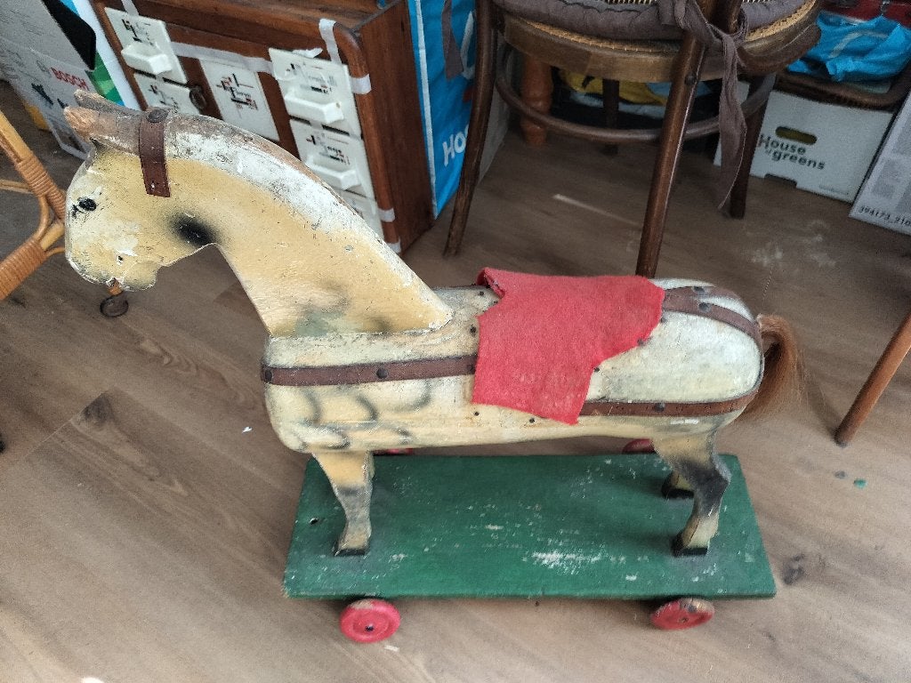 Houten paard op wielen, Ophalen