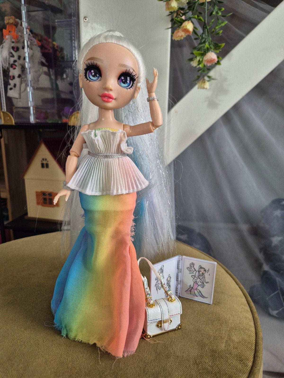 Rainbow High pop met regenboogjurk (beschadigd), Kinderen en Baby's, Speelgoed | Poppen, Ophalen of Verzenden, Gebruikt, Overige typen