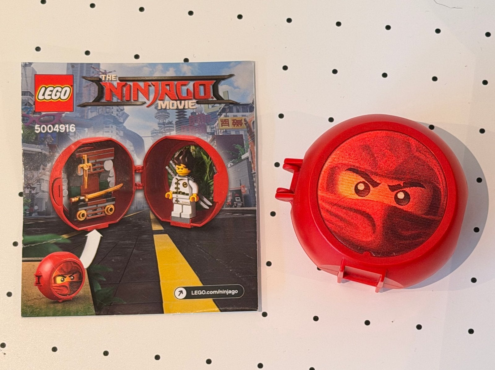 LEGO NINJAGO Movie 5004916 – Kai’s Dojo Pod – compleet + boe, Ophalen of Verzenden, Zo goed als nieuw