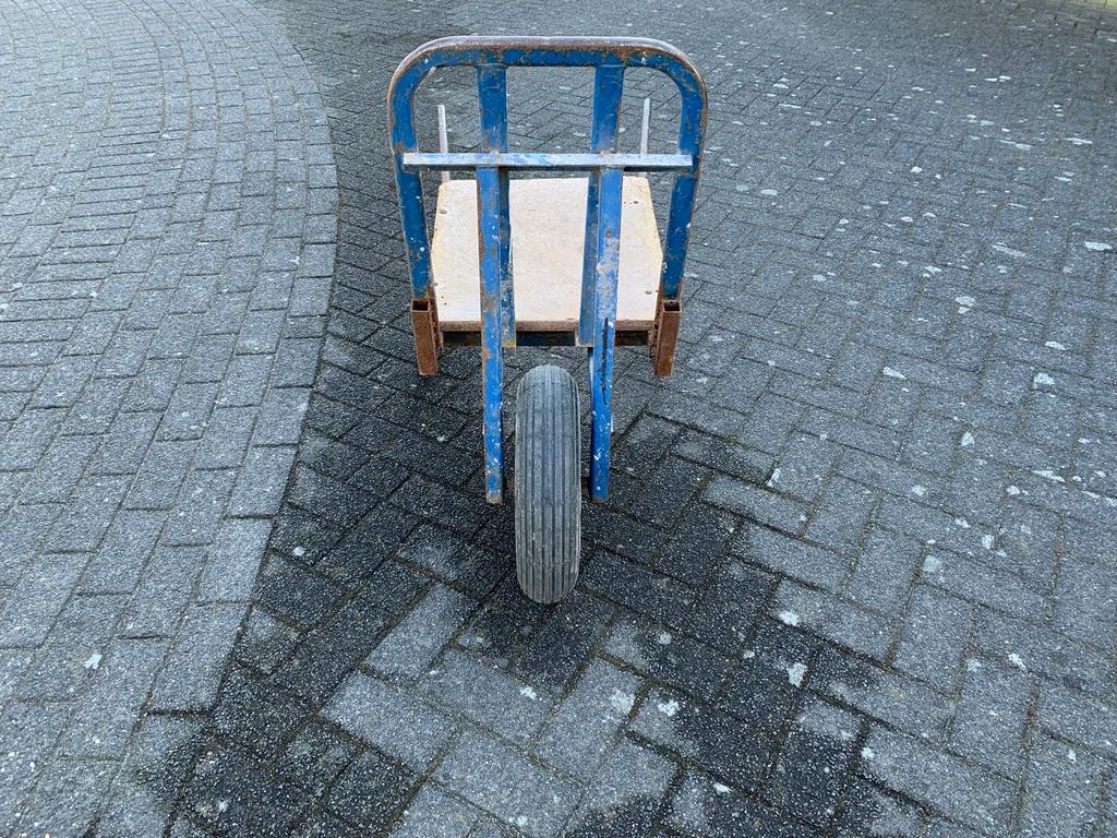 Robuuste steenkruiwagen met laadplank, Doe-het-zelf en Verbouw, Transportwagens, Gebruikt, Ophalen