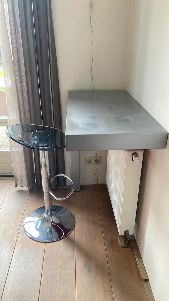 Te koop : barkruk met computertafel, Huis en Inrichting, Ophalen, Gebruikt, In hoogte verstelbaar, 60 tot 90 cm