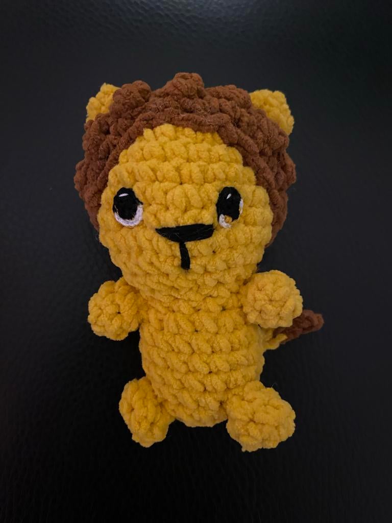 Gehaakte leeuw van chenille garen - knuffelvriendje, Ophalen of Verzenden, Nieuw, Overige typen
