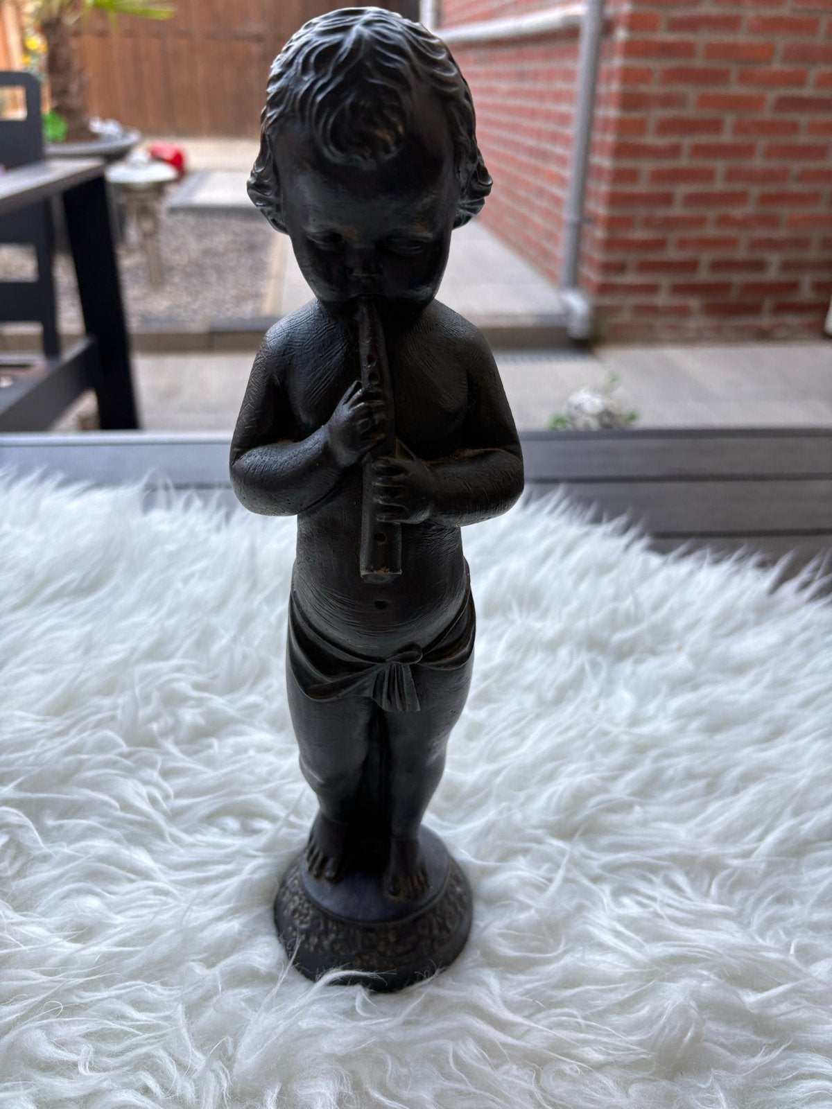 Antiek bronzen beeldje van putto met fluit, Ophalen of Verzenden, Beeld, Man, Gepatineerd