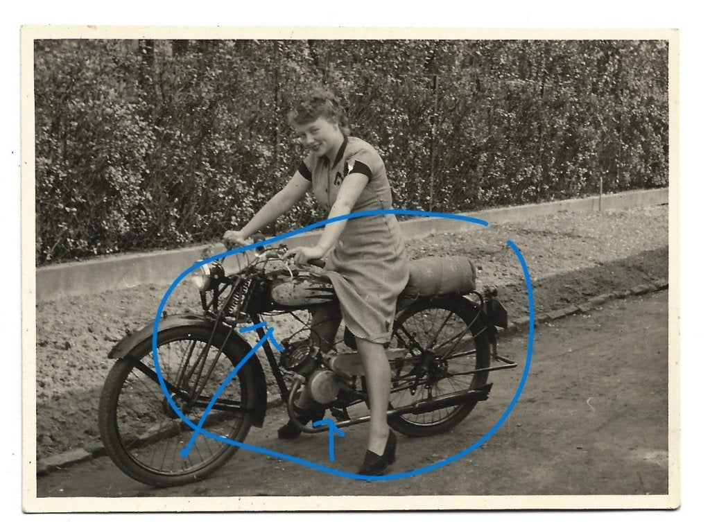 lichte motor 1 cylinder vrouw foto, Verzenden, Foto, Zo goed als nieuw, Voor 1940