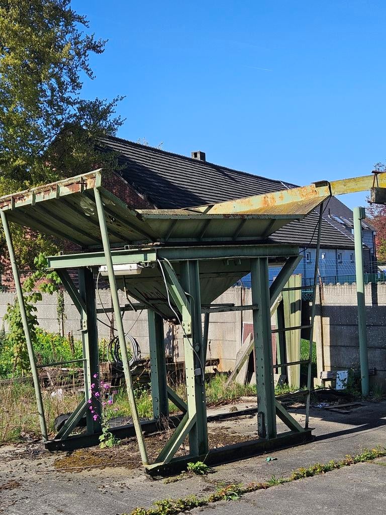 Grote industriële metalen trechter met frame, Ophalen