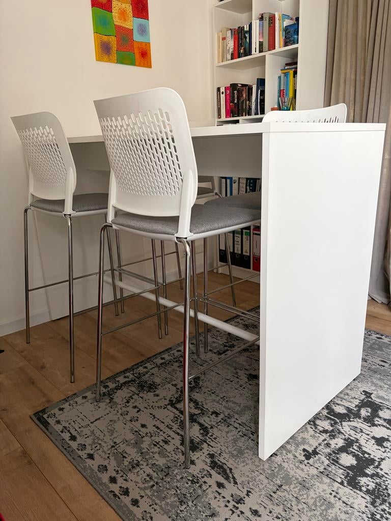 Witte bartafel inclusief vier stoelen, Huis en Inrichting, Tafels | Eettafels, Ophalen, Gebruikt, 50 tot 100 cm, 150 tot 200 cm