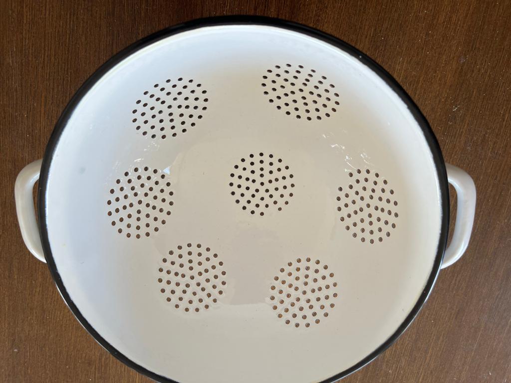 Vintage keramisch vergiet - Wit met zwarte rand (20-25cm), Ophalen of Verzenden