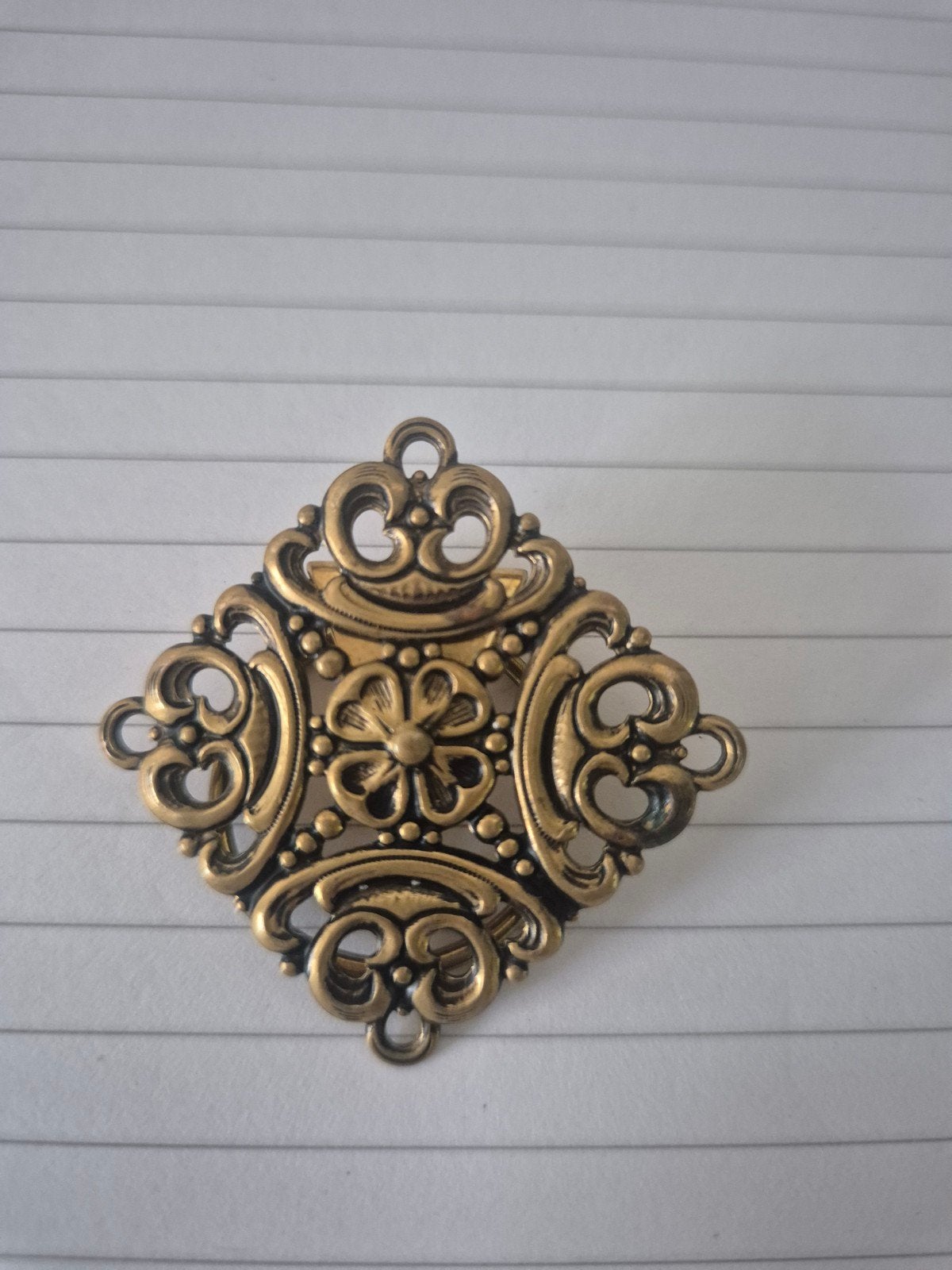 Vintage sjaalclip / broche in goudkleurig metaal, Sieraden, Tassen en Uiterlijk, Broches, Verzenden