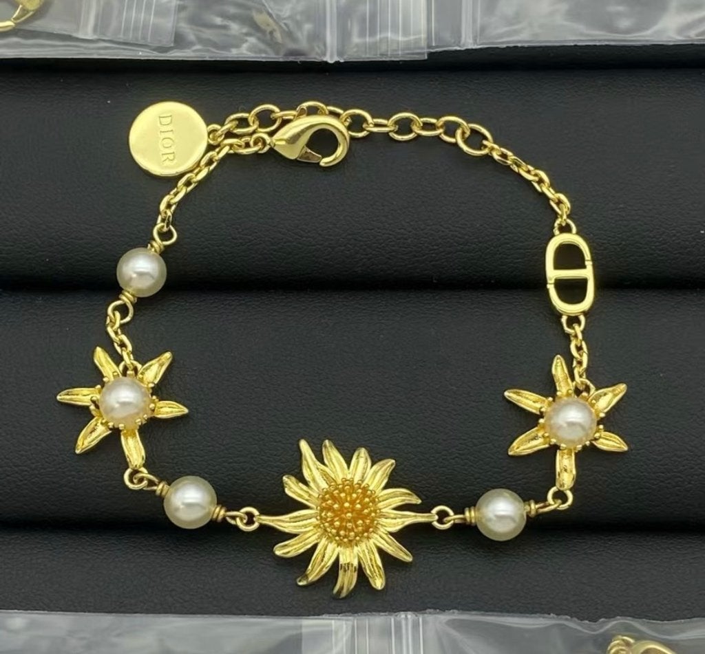 Luxe gouden dior armband met parels&bloemen, Overige materialen, Nieuw, Ophalen of Verzenden, Met bedels of kralen