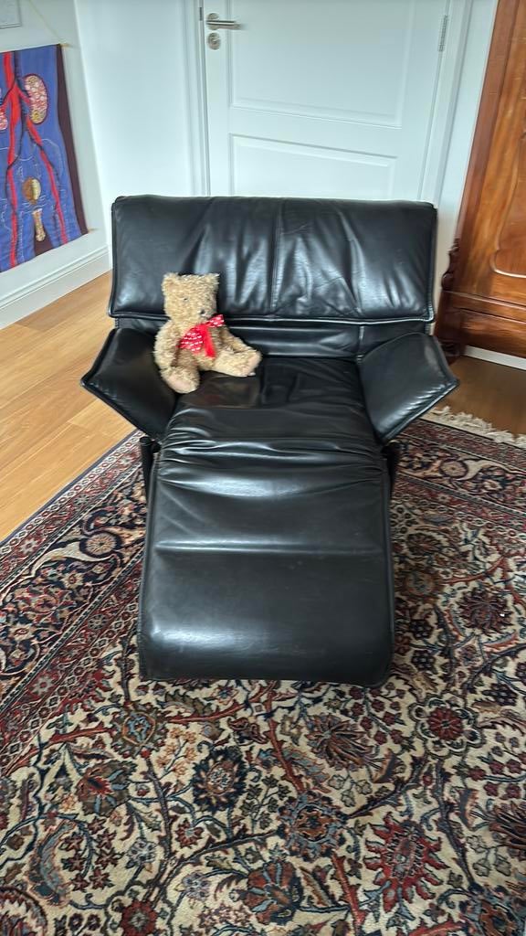Zwart lederen Relax stoel van Cassina, Ophalen, Gebruikt, Leer, 75 tot 100 cm