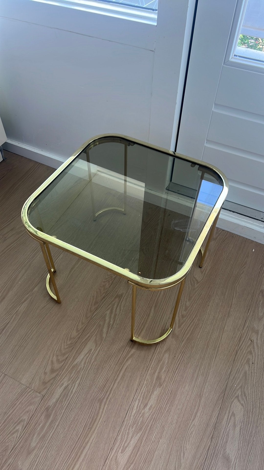 Goudkleurige bijzettafel met rookglas blad, Ophalen of Verzenden, Rond, Minder dan 55 cm, 45 tot 60 cm