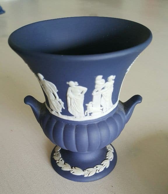 Wedgwood Jasperware vaasje blauw met wit reliëf, Huis en Inrichting, Keuken | Servies, Zo goed als nieuw, Overige typen, Wedgwood