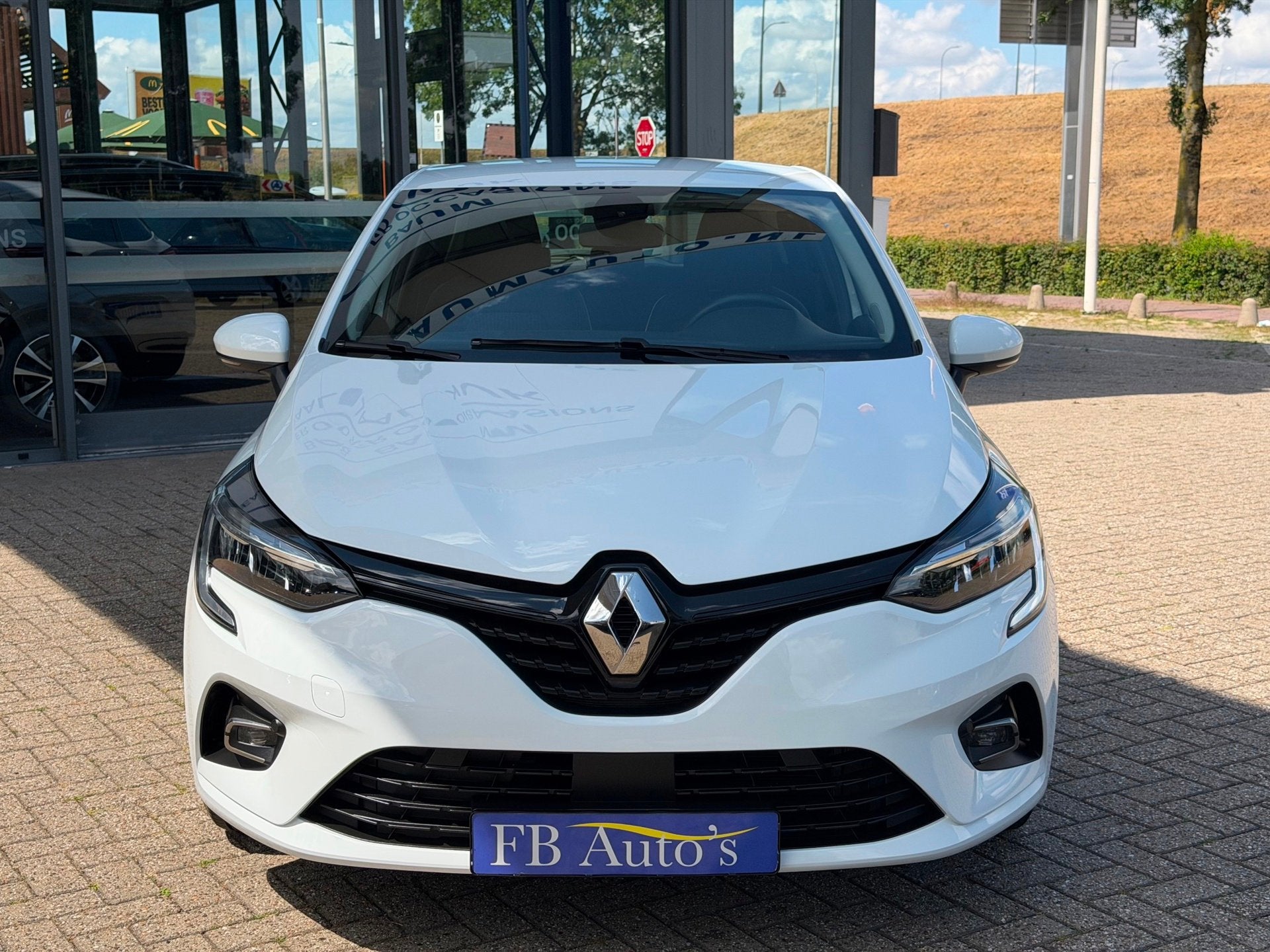 Renault Clio 1.0 TCe Intens Airco Navi Cruise, Voorwielaandrijving, Gebruikt, Leder en Stof, Wit