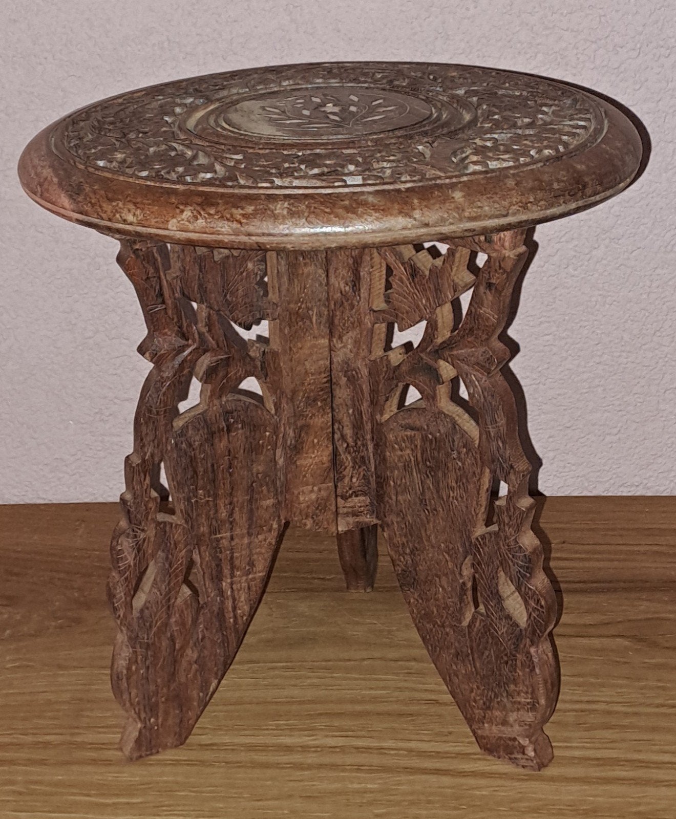 Decoratieve Aziatisch houten bijzettafeltje met inlegwerk, Antiek en Kunst, Ophalen of Verzenden