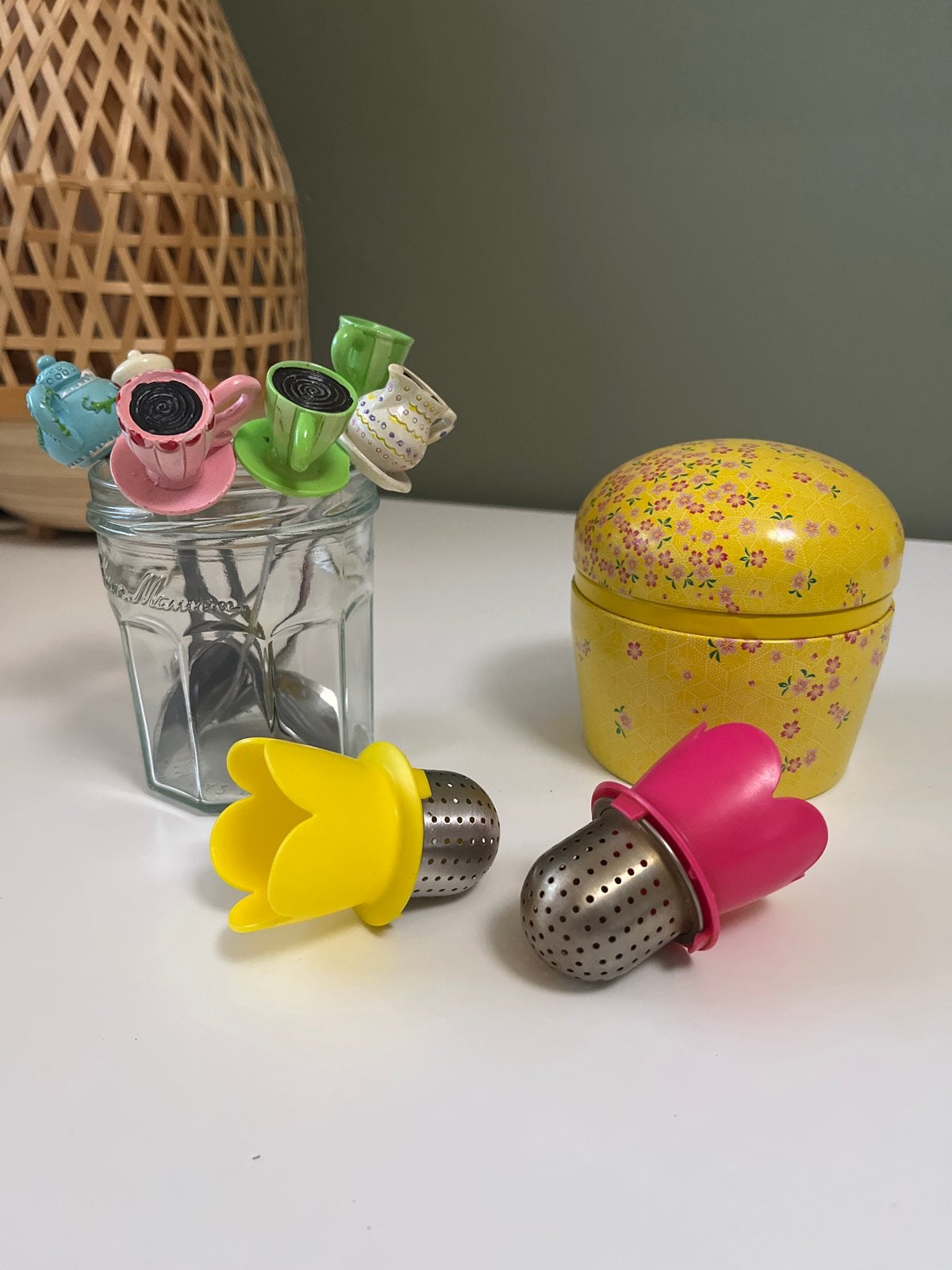 Theeblik, theelepels en theebloemen set, Huis en Inrichting, Ophalen, Gebruikt, Geel, Metaal