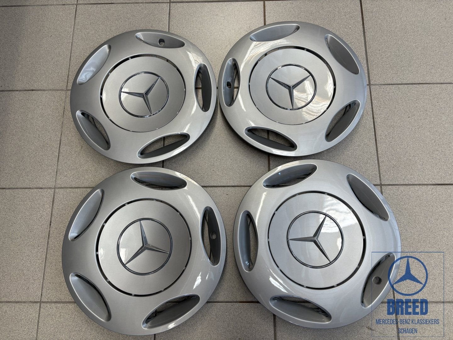 NOS set wieldoppen voor Mercedes-Benz W202 S202 facelift Cla, Auto diversen, Wieldoppen, -, -, Nieuw, Ophalen of Verzenden