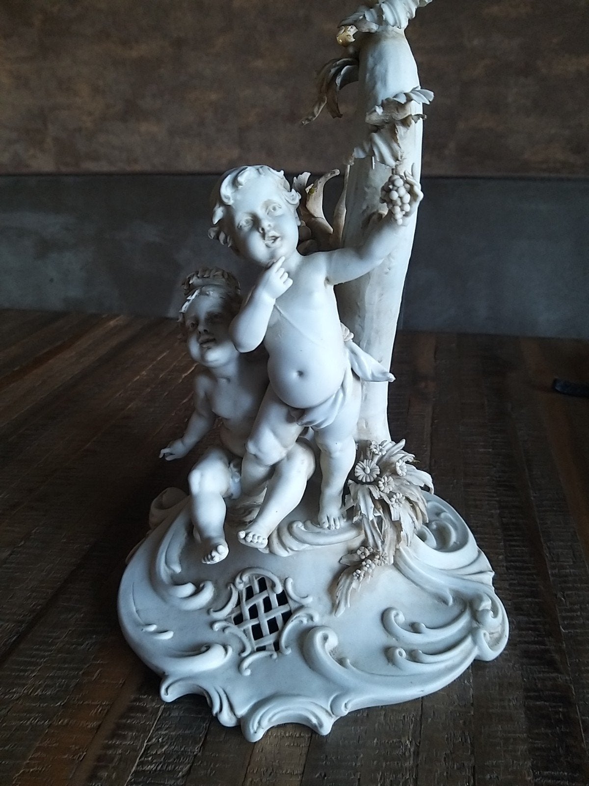 Antiek beeldje van cherubijnen met druiven, Antiek en Kunst, Ophalen, Groep mensen, Gips, Handgemaakt