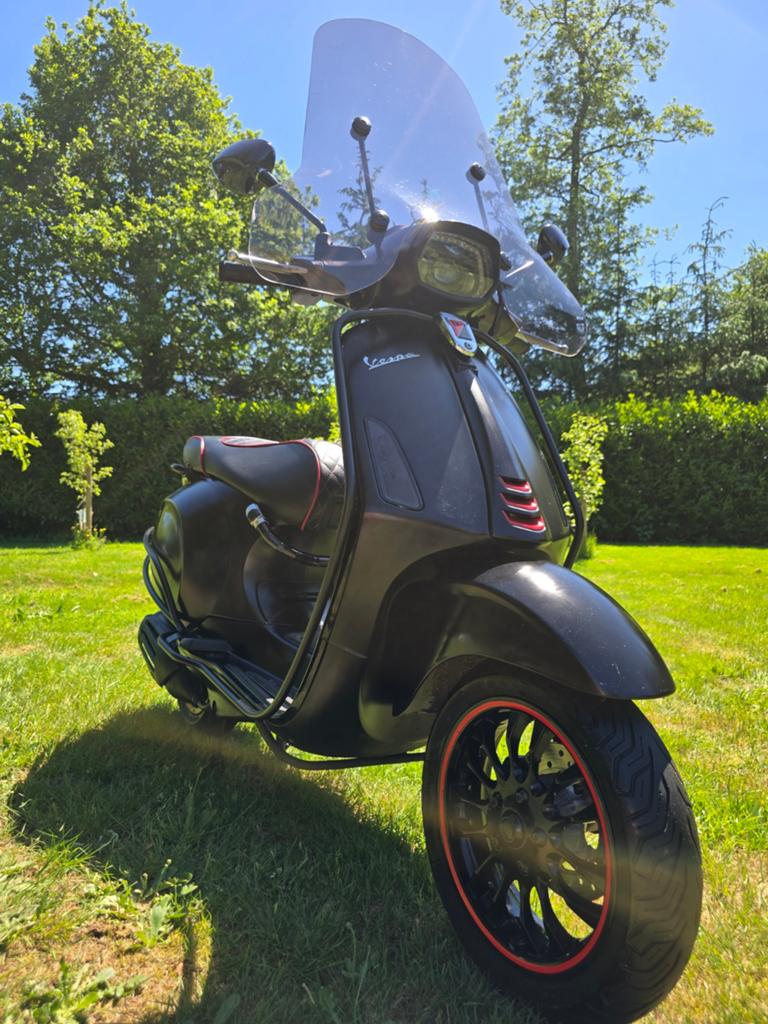 Piaggio Vespa Sprint Notte Night Edition met rode accenten, Fietsen en Brommers, Scooters | Vespa, Ophalen, Zo goed als nieuw