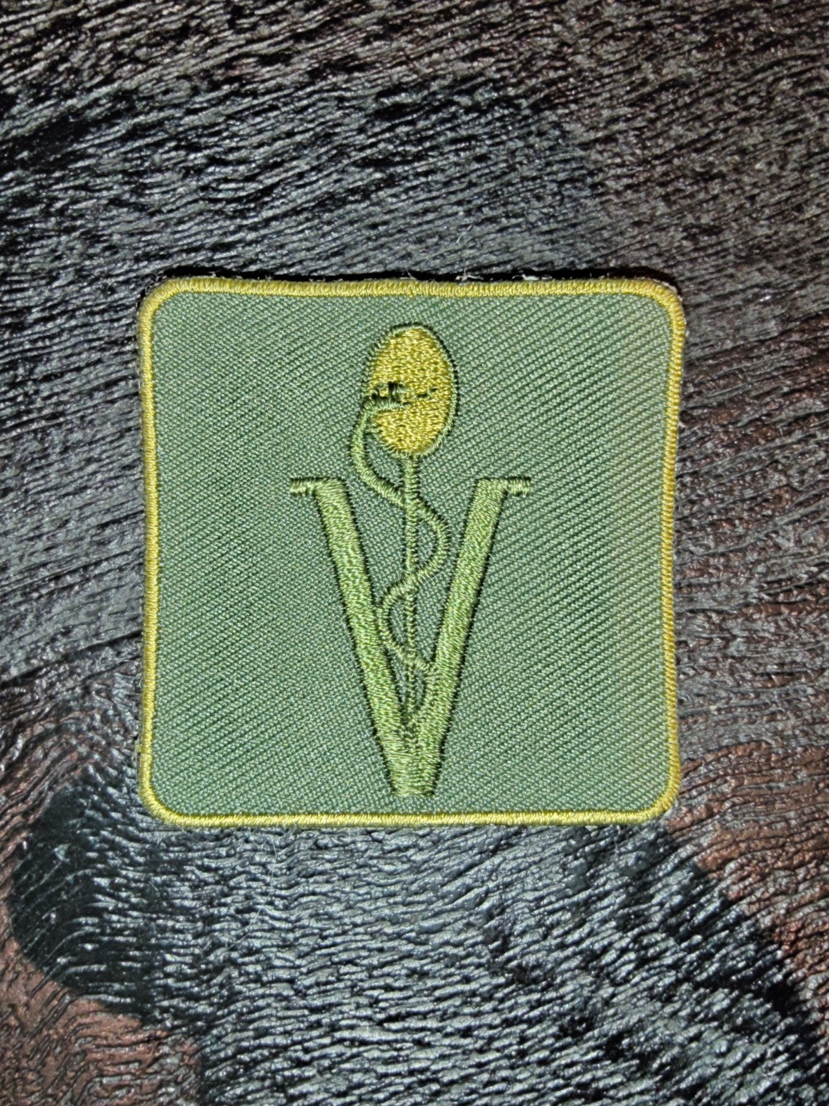 borstembleem Verpleger KL zonder klittenband, Ophalen of Verzenden, Landmacht, Nederland, Embleem of Badge