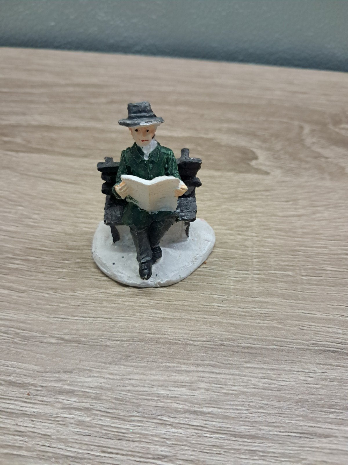 man krant lezen op een bankje, Diversen, Ophalen