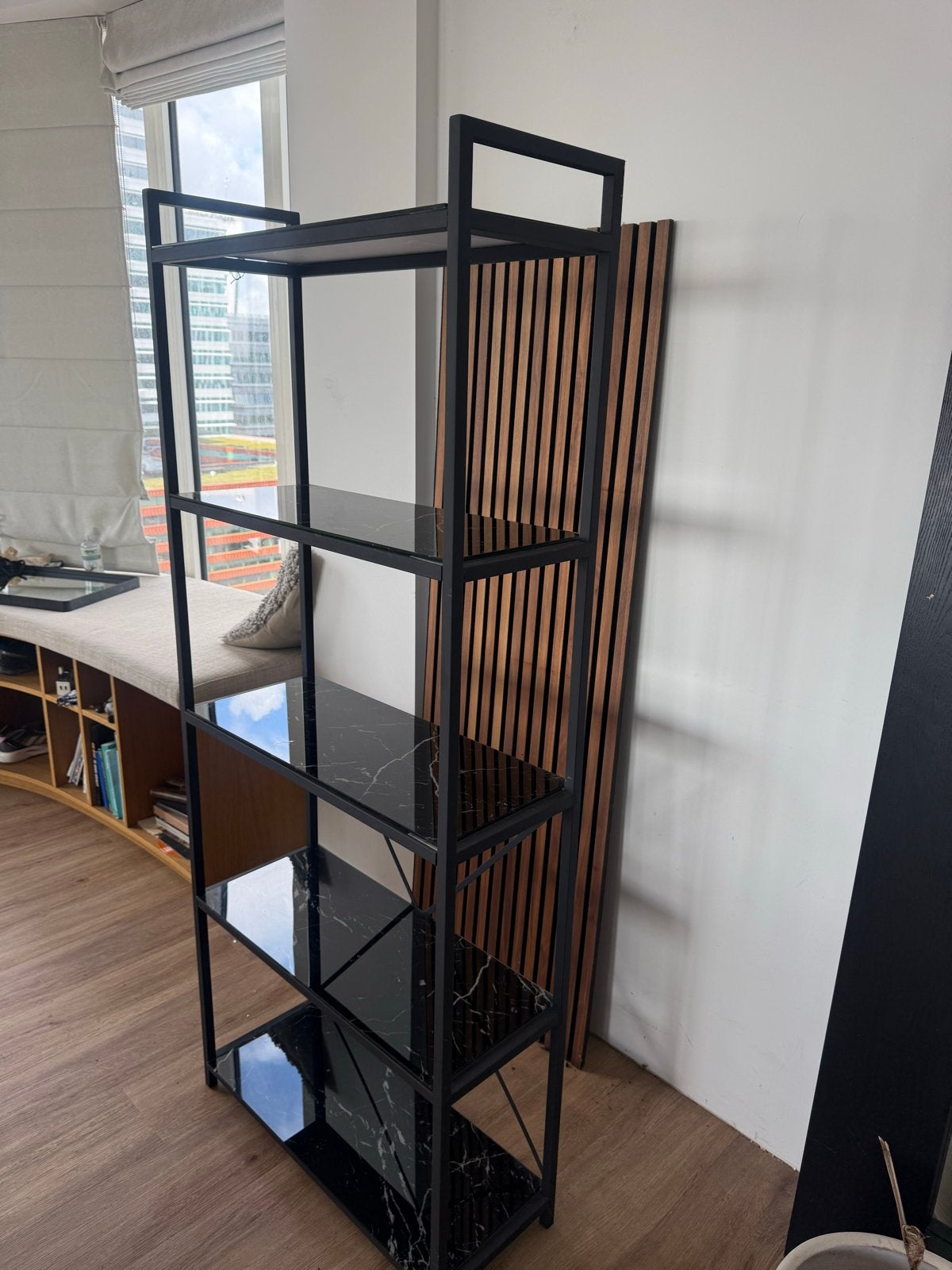 Stijlvolle Zwarte Boekenkast met Marmer loods 5, Ophalen, Met plank(en), Minder dan 50 cm, Zo goed als nieuw