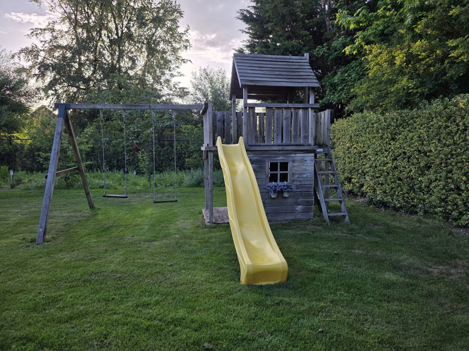 Houten speeltoestel met glijbaan en schommels, Ophalen of Verzenden, Gebruikt, Schommel