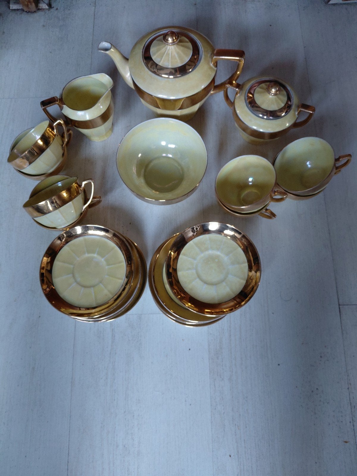 Vintage theeservies Victoria China, geel met gouden randen, Ophalen