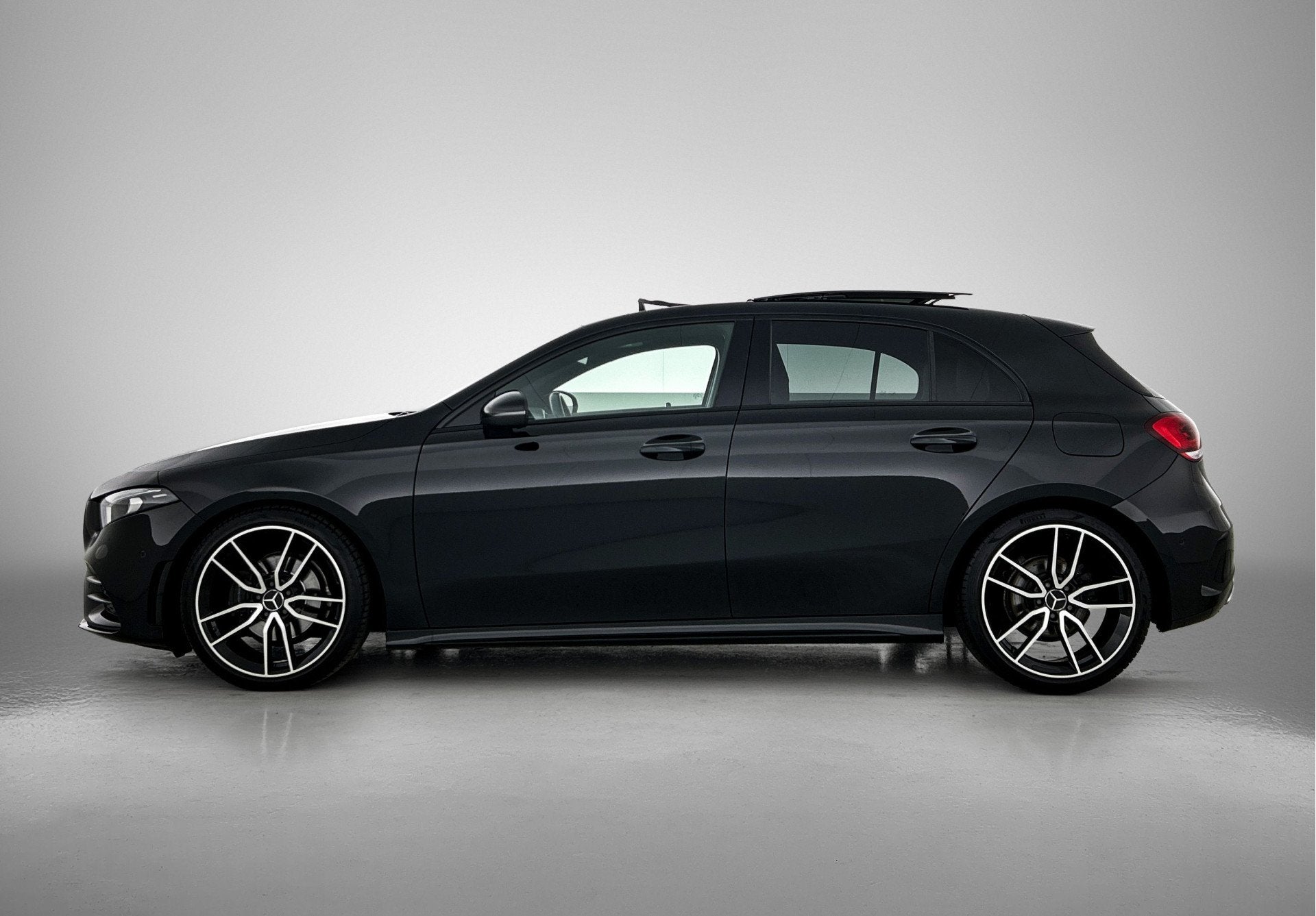 Mercedes-Benz A-Klasse 180 AMG line | Night pakket | Panoram, 12 maanden, 136 pk, Gebruikt, 4 cilinders