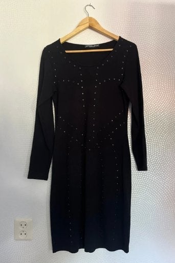 Zwarte jurk met studs - Juffrouw Jansen L, Zwart, Maat 42/44 (L), Ophalen of Verzenden, Zo goed als nieuw