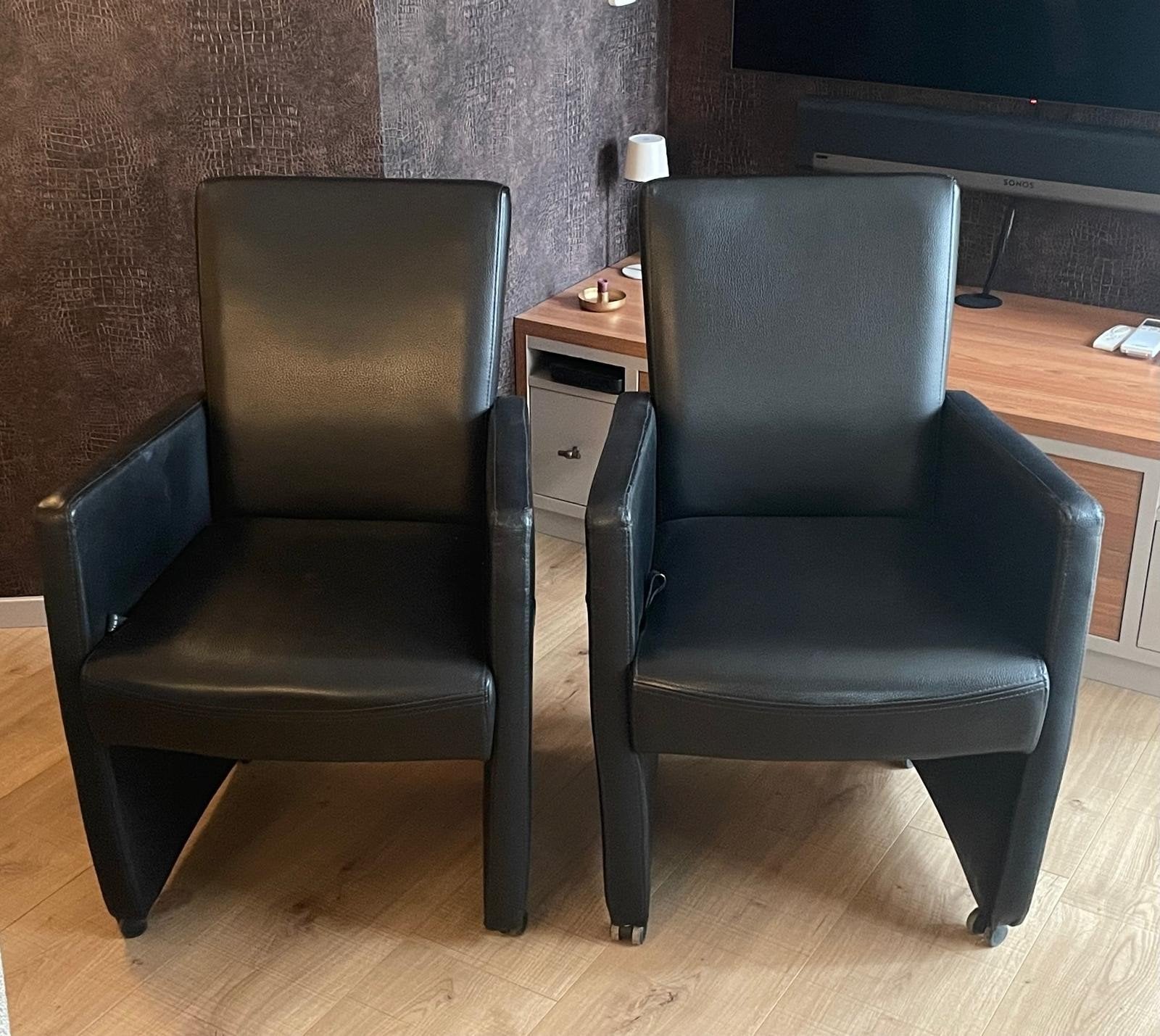 Twee zwart leren eetkamerstoelen met wieltjes, Ophalen, Gebruikt, Twee, Zwart