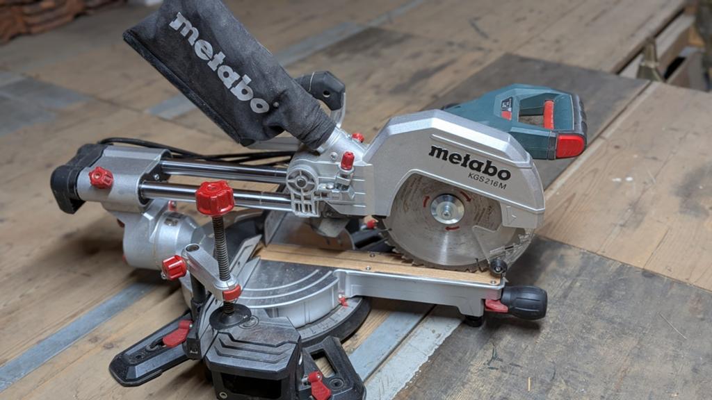Metabo KGS 216 M Afkortzaag met PCL Laser, Ophalen, 70 mm of meer, Zo goed als nieuw, Afkortzaag