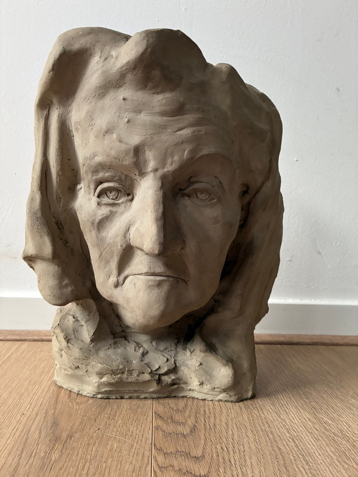 Uniek Handgemaakt Boetseerwerk Sculptuur Buste Oudere Vrouw, Ophalen of Verzenden, Steen of Keramiek, Buste