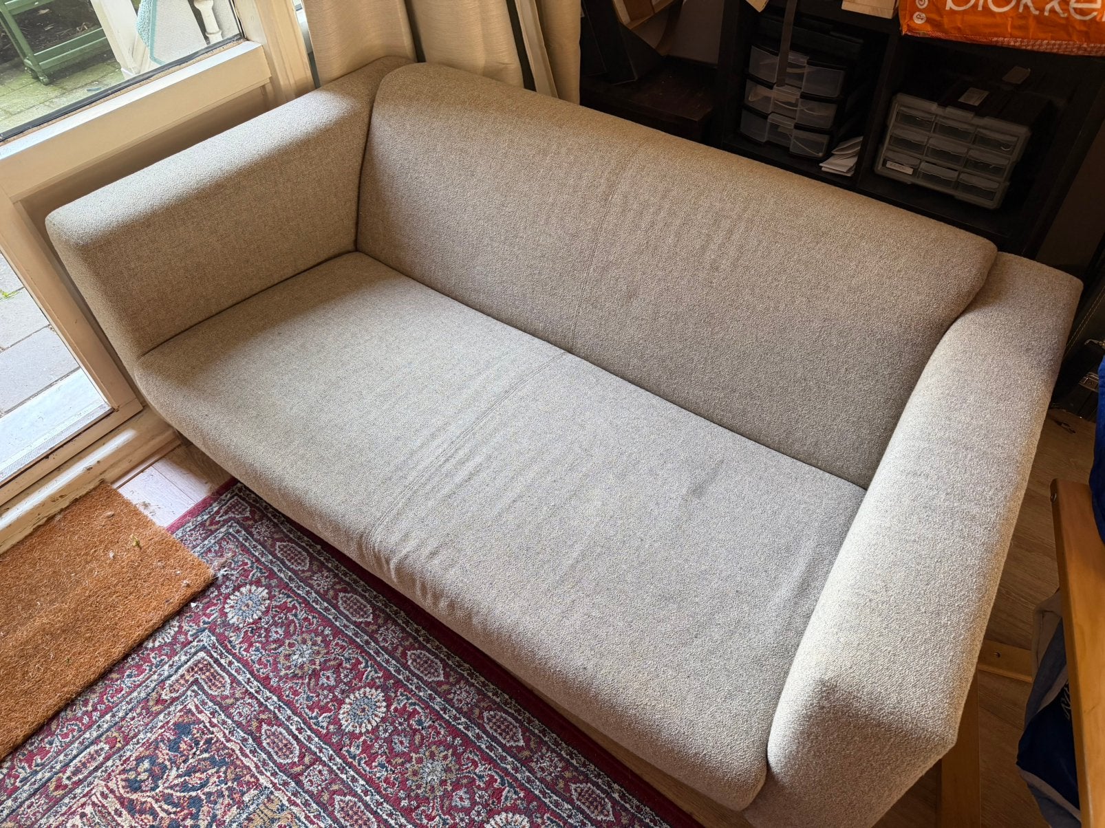 Grijze bank, twee personen, goede staat, begane grond, Huis en Inrichting, Banken | Sofa's en Chaises Longues, Ophalen, 150 tot 200 cm