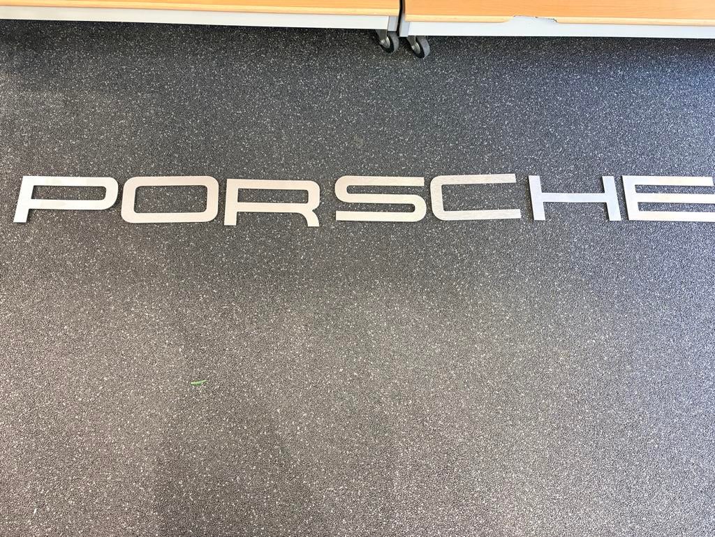Aluminium Porsche letters - 14 cm hoog, 175 cm breed, Ophalen of Verzenden, Zo goed als nieuw