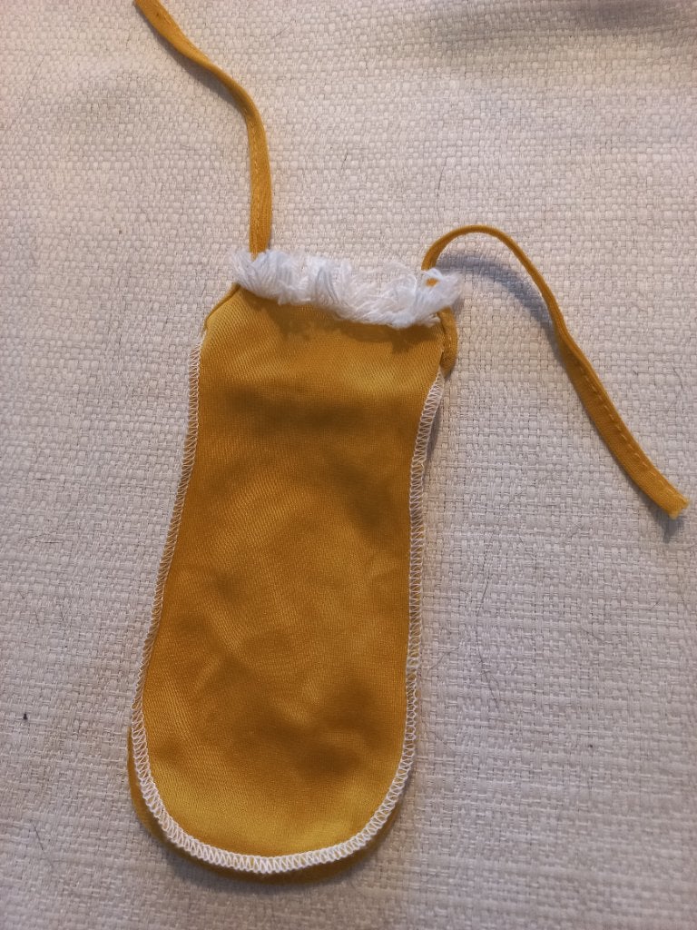 Mostergele halter jurkje barbie 1981, Verzamelen, Ophalen of Verzenden, Gebruikt, Kleertjes