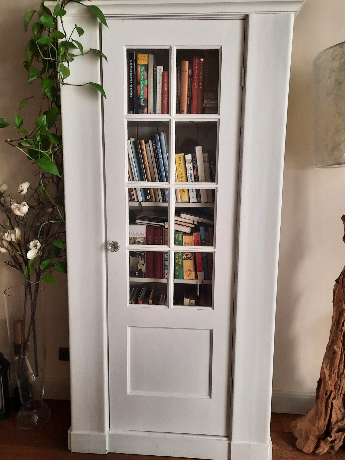 Witte boekenkast met glazen deur en 4 planken, Huis en Inrichting, Kasten | Boekenkasten, Ophalen, 100 tot 150 cm, 200 cm of meer