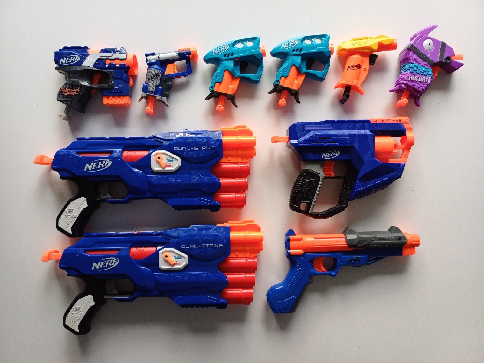 10 Nerf pistolen met veel pijltjes en 2 polsbandjes, Ophalen of Verzenden