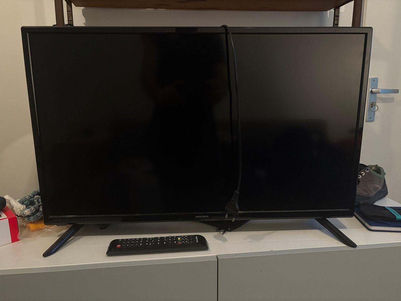 Salora 32 inch TV met afstandsbediening en stroomkabel