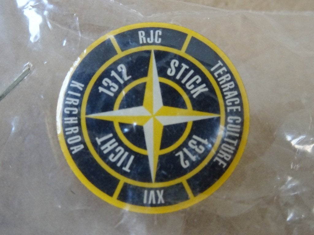 Roda JC pin terrace culture 2008 RJC pin speld stick tight, Verzamelen, Sportartikelen en Voetbal, Roda JC, Overige typen, Nieuw