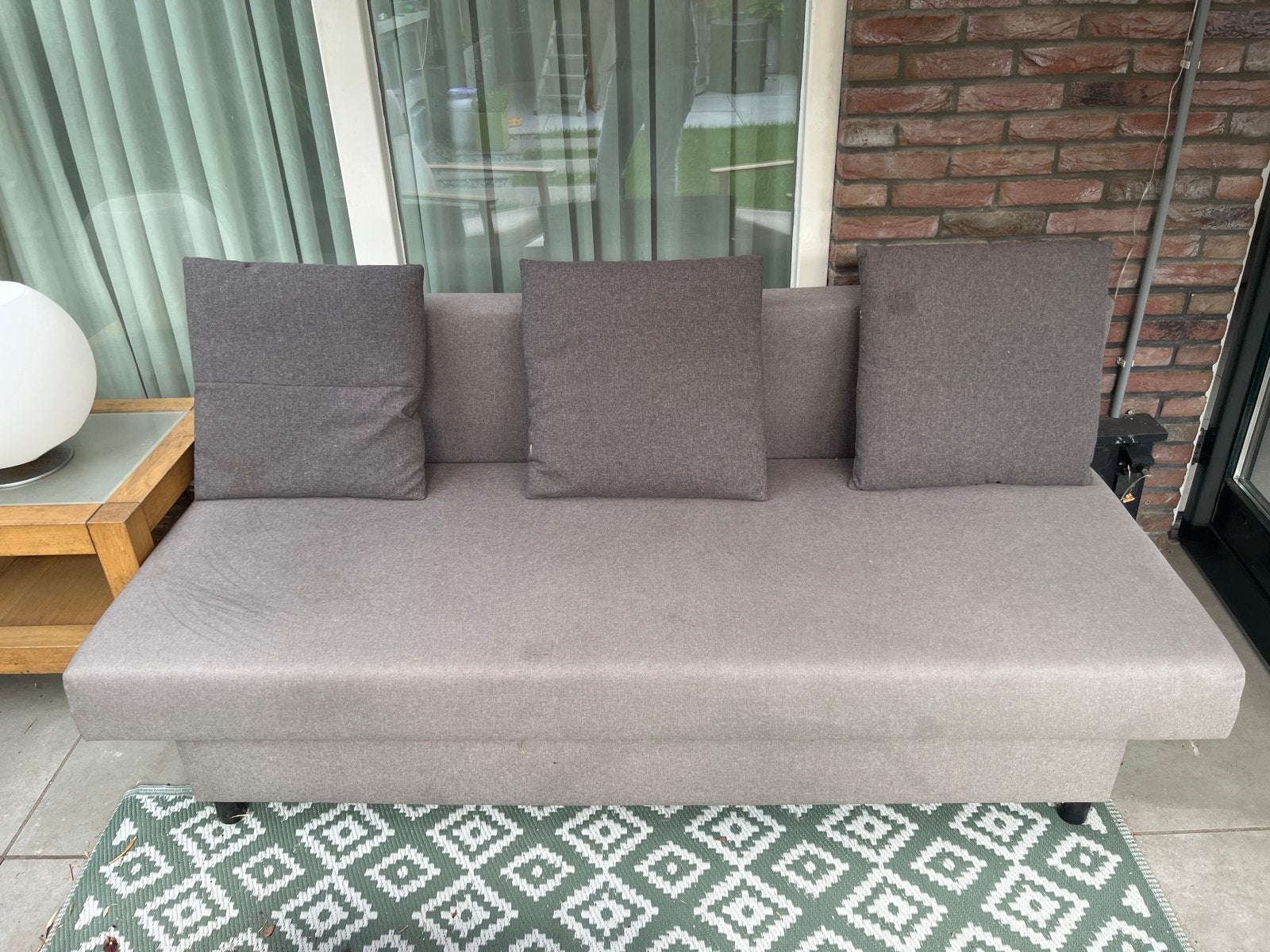 Comfortabele grijze slaapbank voor binnen/buiten, Huis en Inrichting, Banken | Bankstellen, Ophalen, Gebruikt, Driepersoons, 75 tot 100 cm