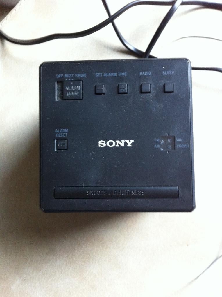 Klok radio Sony maat 10x10 cm zwart, Ophalen of Verzenden, Zo goed als nieuw, Analoog, Wandklok